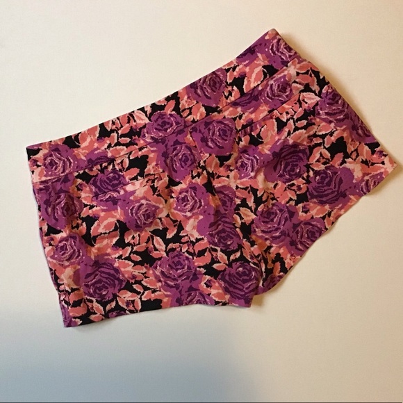 NWOT Flower Pattern Shorts - Picture 2 of 8